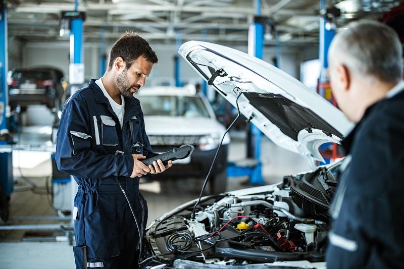 Mechanik wykonujący przegląd